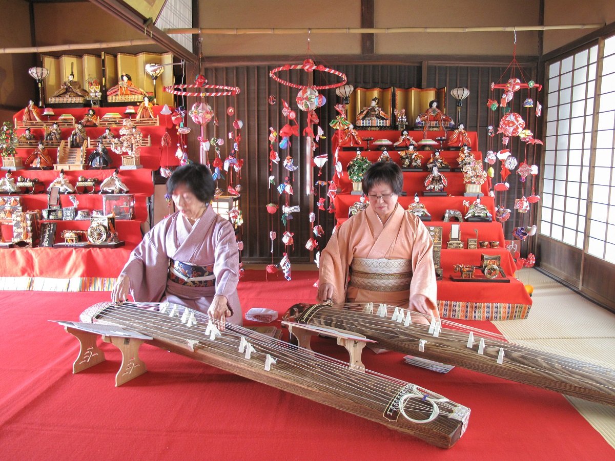 ひなまつり」でお琴の演奏が行われています – 福澤諭吉旧居・福澤記念館